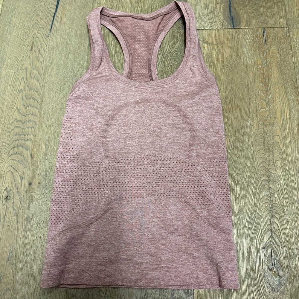 This pink lululemon race back swiftly tech is a size 0 and in great condition
